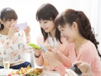 「コレ彼氏！」彼女が友だちに勝手に写メを見せていたら……？　イヤがる男性は23％！