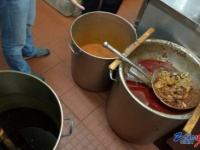 リツ陽の火鍋店の唾液スープ製造の様子