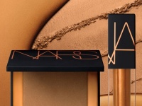 持ち運びに便利。「NARS」パウダー＆リップのミニセットが登場