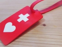 「持病でヘルプマークを付けている私。優先席に座っていると、隣の客がケータイの画面を見せつけてきて...」（神奈川県・40代女性）