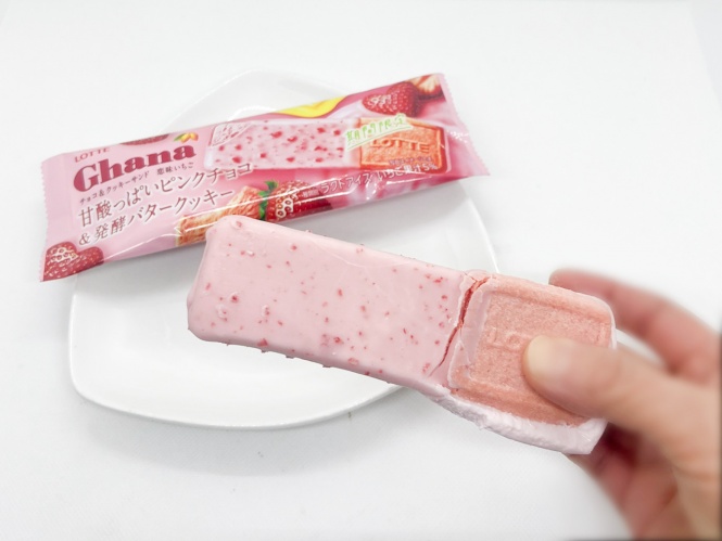 コクのある甘酸っぱさがたまらない♪ロッテの新作アイス『ガーナチョコ＆クッキーサンド 恋味いちご』実食レポ