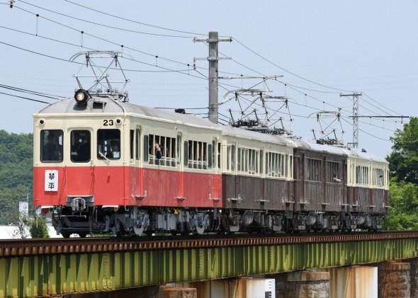 動く博物館のようなレトロ電車が4両で走る光景もあとわずかに（T線痛勤⊿（@KHK1643）さんのツイートより）