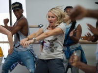 ナオミ・ワッツがヒップホップダンスに挑戦！でもなんかちょっと笑っちゃう『ヤング・アダルト・ニューヨーク』特別映像