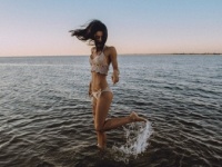ポロリが心配!?　海に行くときに彼女に着てほしい水着は「ワンピース」or「ビキニ」どちら？