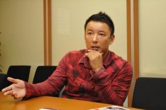 インタビューに応える山本太郎参議院議員