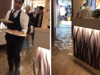 ヴェネチアで大洪水発生。だがピザ屋は浸水する店で商売を再開。んでお客も食べにくるっていう（イタリア）