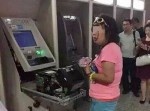 【中国】女性がＡＴＭを素手で破壊！　もちろん逮捕される