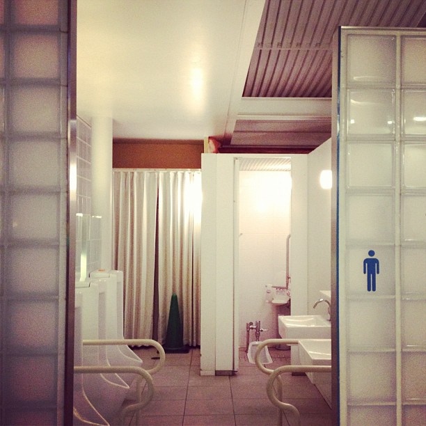 公衆トイレの一部はホテルのトイレ化。 #中之島ホテル