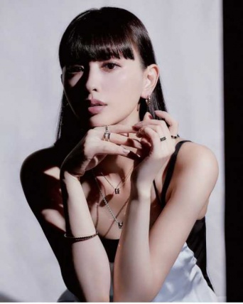 Instagram:鈴木えみ(@emisuzuki_official)より