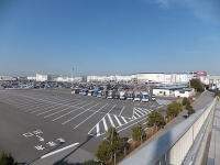 メッセ大橋歩道橋から見たイオンモール幕張新都心全景。（掬茶さん撮影、Wikipedia Commonsより）