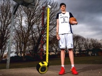 16歳で225cm!?英国で最も背の高いティーンエイジャーが話題に
