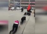 一体なにごと！？　中国の道路にハイハイする大人たちが出現。