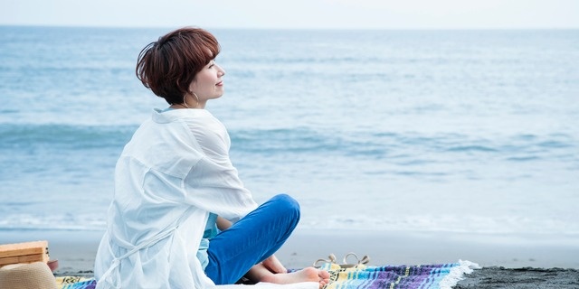 海を眺める女性