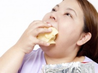 クサっ!!　仕事中、隣のデスクで食べられるとイラッとするもの6選