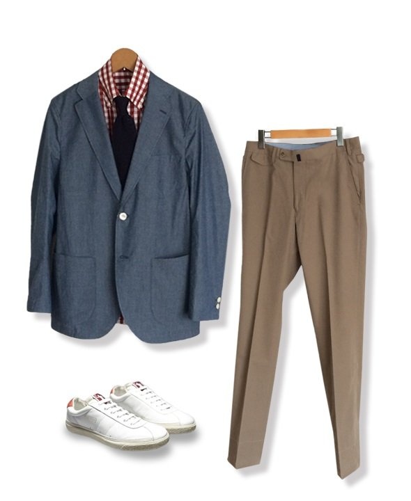ジャケット：オーダージャケット 30000円、シャツ：オーダーシャツ：12000円、タイ：ASCOT 11000円、パンツ：VIGANO 26000円、スニーカー：Pantofola d'Oro 30000円
