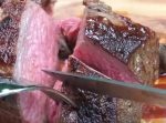 日本製とイタリア製ナイフの切れ味対決と思いきや…ただの飯テロ動画だった。