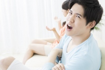 オナラすんなやっ!!　彼女にやめてほしい癖・3つ