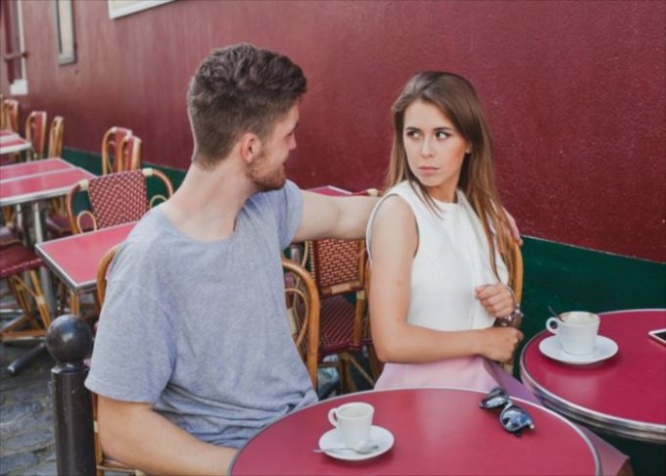 自分の話をする男性は「自分の話をしない人よりつきあいやすい！」