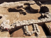 冥界の番犬ケルベロスが描かれた墓の封印が解かれ、2000年前の遺体と副葬品が発見される