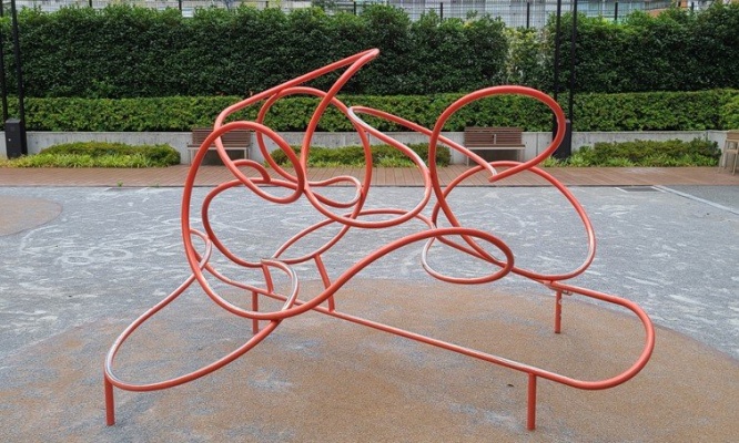 これはオブジェ？いいえ、遊具です　「正しい遊び方」がわからなすぎる「ジャングルジム亜種」を発見した