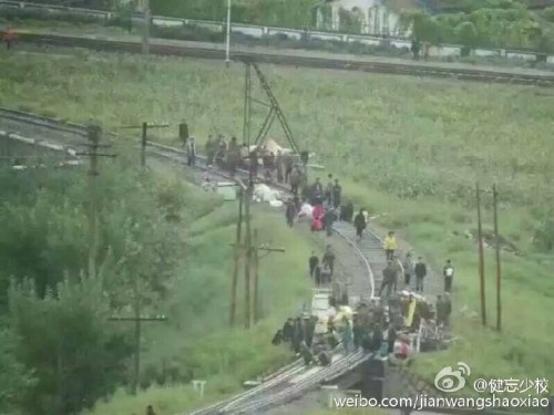 高台になっている線路に避難した南陽の住民（画像：微博）