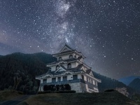 天の川が天守閣に流れ込んでる...　岐阜・西美濃のプラネタリウム「藤橋城」は外も中も星でいっぱい