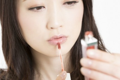 危なすぎっ!!　電車の中で目撃した「女性のメイク姿」5選