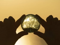 月で水が入ったガラス玉の存在を確認。大量の水が貯蔵されている可能性