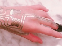 未来感が凄い！皮膚に直接印刷して使う健康管理用ウェアラブル・センサー（米研究）