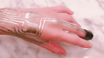 未来感が凄い！皮膚に直接印刷して使う健康管理用ウェアラブル・センサー（米研究）
