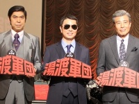 左からゆうたろうさん、村井嘉浩知事、舘ひろしさん