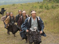 行って帰ってくるだけなのに！　トラブルまみれの往復を描く映画ご紹介　『マッドマックス』に『超高速！参勤交代』などなど