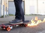 『バック・トゥ・ザ・フューチャー』のデロリアン！？　火を噴くスケボーがカッコいい
