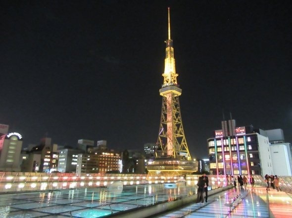 オアシス21の大屋根の上から眺めるテレビ塔