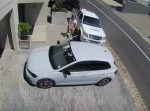衝突事故寸前！　サイドブレーキを忘れた車がじわじわとバックしていき…