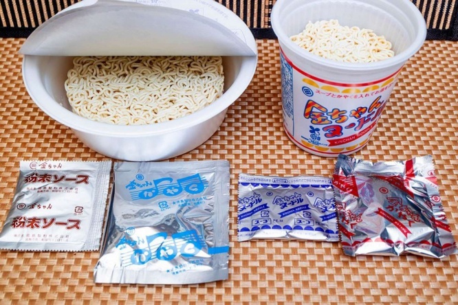 「金ちゃんヌードル味焼そば」（左）と「金ちゃんヌードル」（右）の内容物