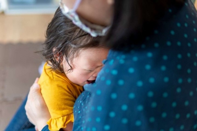混雑する電車の中、赤ちゃんが泣き続けて......