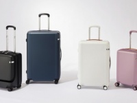 本革ハンドルが上品な印象を与える。「ace.」からワンランク上のスーツケースが登場