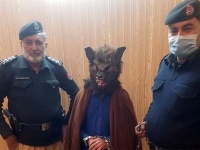 パキスタンに狼男が出現、子供たちを怖がらせたとして逮捕されるも「ただのフェイスマスク」と弁明