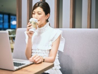 仕事の気合はスタバで入れる。ゆるく効率よく働く令和OLの実態
