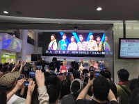 池袋サンシャインシティ噴水広場でのリリースイベントにおいては、「U.S.A.」歌唱中は録画・撮影OKとすることをメンバーのISSA自身がアナウンスした。（写真は筆者提供）
