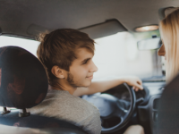 きゃ、カッコイイ……！　女子が惚れる「ドライブデート中の言動」6つ！