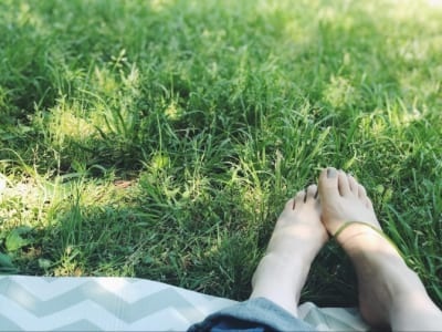 靴を脱ぎすてて、寝ころがり。少しの本を持って、木漏れ日を浴びる休日