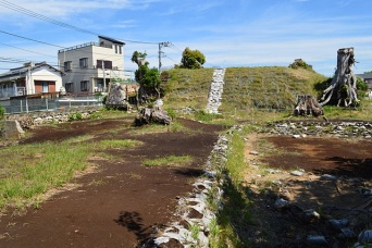 高尾山古墳 (沼津市) 全景（Saigen Jiroさん撮影、Wikimedia Commons