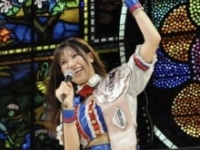 KBSホールのステンドグラスをバックに挨拶をする荒井優希