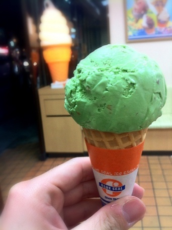 沖縄の名物「ブルーシールアイス」（hirotomoさん撮影、Flickrより）