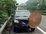 【恐怖】中国の高速道路に巨大ノコギリが！　さらに車に刺さってきた