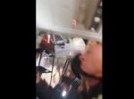 天井に激突…！　乱気流に入った飛行機内の映像が恐ろしい。
