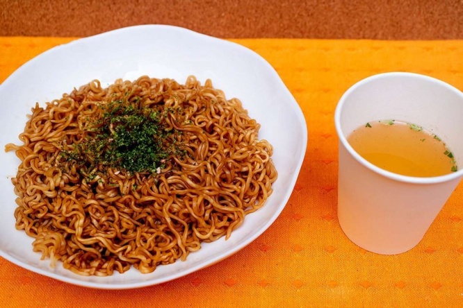 完成した焼そばと中華スープ