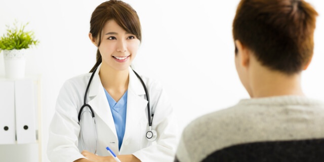 診断する女性医師